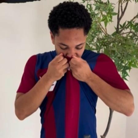 Vitor Roque é anunciado pelo Barcelona