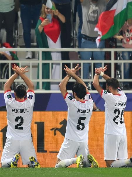 Jogadores da Palestina comemoram melhor campanha da seleção na Copa da Ásia