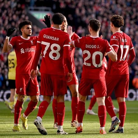 Jogadores do Liverpool comemoram gol em cima do Burnley pela 24ª rodada do Campeonato Inglês