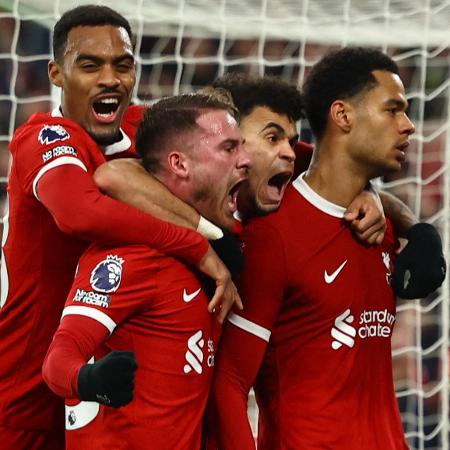 Jogadores do Liverpool celebram gol sobre o Luton Town em jogo do Campeonato Inglês