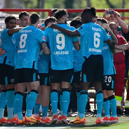 Jogadores do Bayer Leverkusen comemoram gol contra o Union Berlin