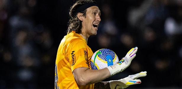 Uma lenda do clube! Fábio Santos exalta importância de Cássio no Corinthians