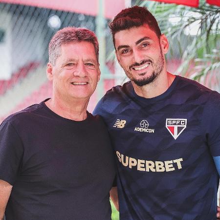 Goleiro Rafael, do São Paulo, recebe visita de Eloizio Monteiro, seu pai, no CT da Barra Funda