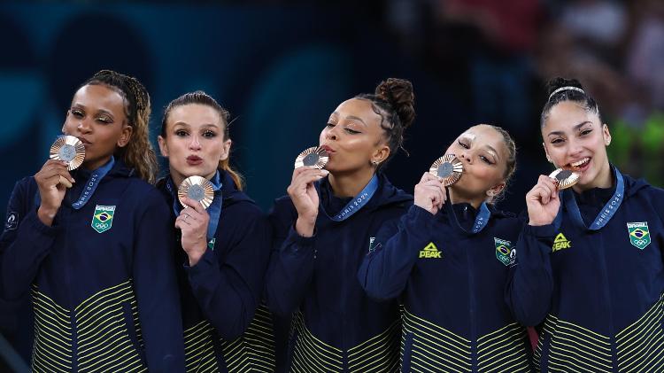 2024.07.30- Jogos Olímpicos Paris 2024 - Ginástica Artística Feminina por equipes - As medalhistas de bronze Rebeca Andrade, Jade Barbosa, Lorrane Olivera, Flavia Saraiva e Julia Soares no podio.