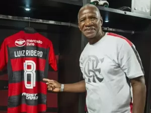 Entre Cláudio Coutinho e Adílio, Flamengo preferiu o jogador. E fez bem