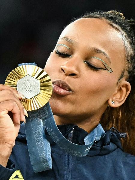 Rebeca Andrade beija a medalha de ouro conquistada na final do solo nas Olimpíadas de Paris-2024