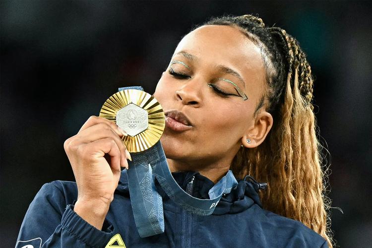 Rebeca Andrade beija a medalha de ouro conquistada na final do solo nas Olimpíadas de Paris-2024