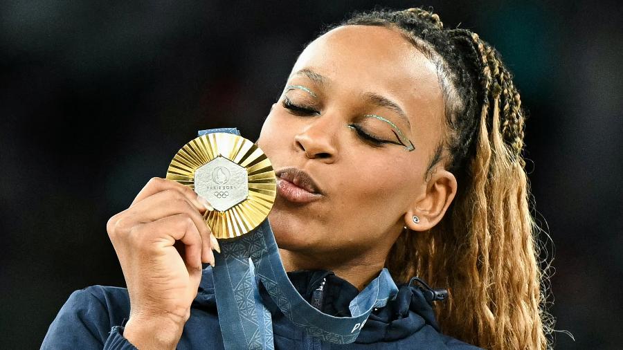 Rebeca Andrade beija a medalha de ouro conquistada na final do solo nas Olimpíadas de Paris-2024