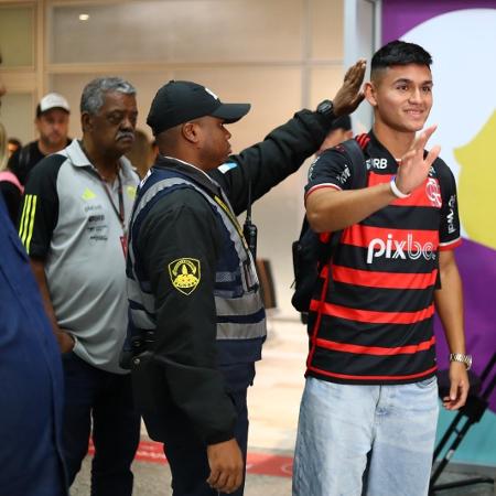 Alcaraz na chegada ao Rio de Janeiro para se apresentar ao Flamengo