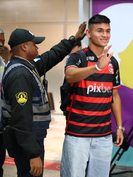 Alcaraz na chegada ao Rio de Janeiro para se apresentar ao Flamengo