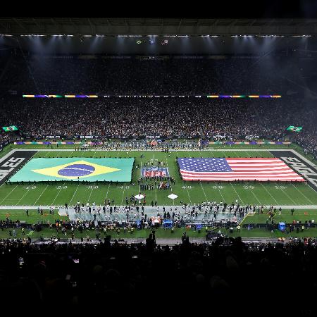 Bandeiras de Brasil e EUA antes de jogo entre Eagles e Packers, pela NFL, na Neo Química Arena