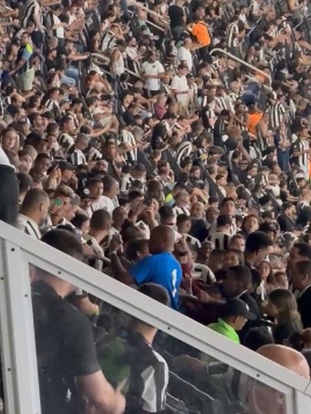 Jefferson, ex-goleiro do Botafogo, tira fotos com torcedores na arquibancada