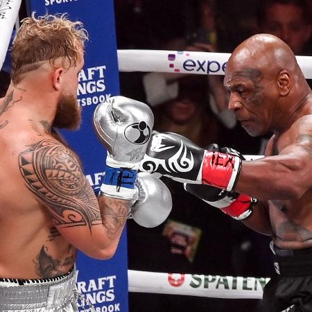 Jake Paul e Mike Tyson em ação durante luta de boxe