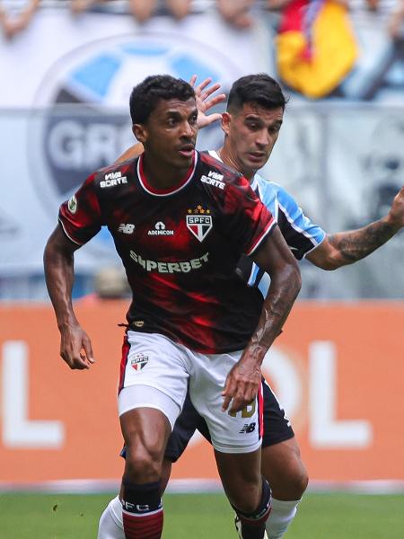 Luiz Gustavo marcou o gol do São Paulo contra o Grêmio pelo Brasileirão