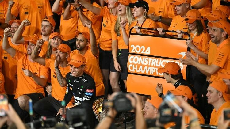 Pilotos Lando Norris e Oscar Piastri celebram com os membros da McLaren o título do Mundial de Construres