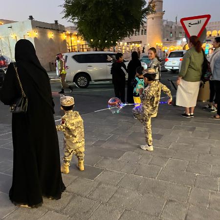 Crianças vestem roupas militares para comemorar o Dia da Independência do Qatar