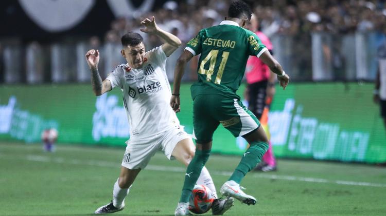Estêvão é marcado por Escobar durante jogo entre Santos e Palmeiras pelo Paulistão