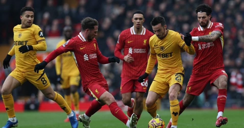 Liverpool bateu o Wolverhampton e abriu vantagem na liderança do Campeonato Inglês