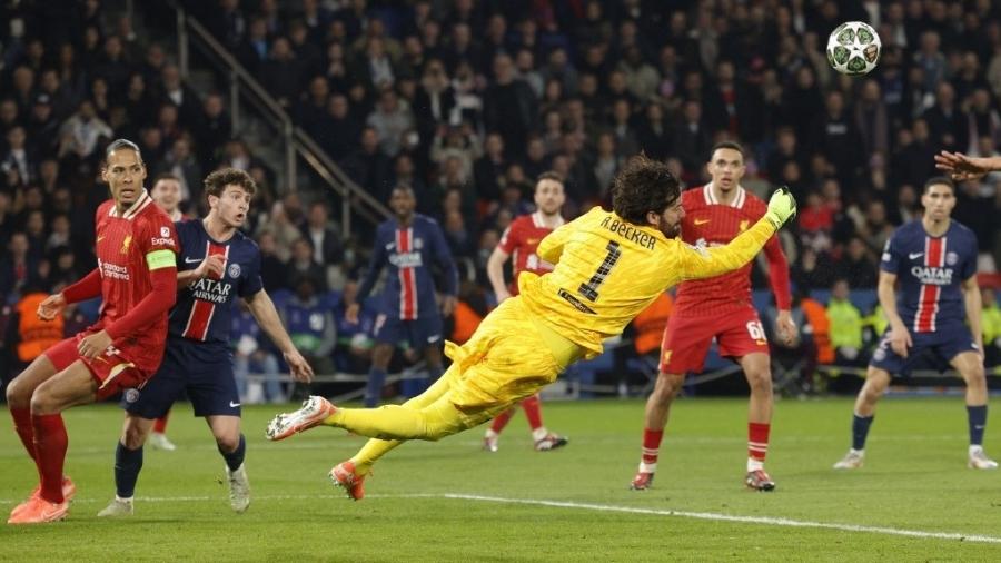 Alisson faz grande defesa no duelo entre Liverpool e PSG pela partida de ida das oitavas de final da Liga dos Campeões Alisson faz grande defesa no duelo entre Liverpool e PSG pela partida de ida das oitavas de final da Liga dos Campeões