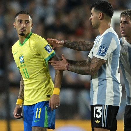 Raphinha se envolve em confusão durante jogo entre Argentina e Brasil nas Eliminatórias Raphinha se envolve em confusão durante jogo entre Argentina e Brasil nas Eliminatórias