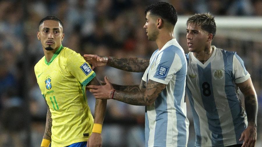 Raphinha se envolve em confusão durante jogo entre Argentina e Brasil nas Eliminatórias Raphinha se envolve em confusão durante jogo entre Argentina e Brasil nas Eliminatórias