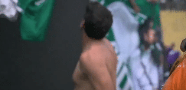 Mundial: Abel Ferreira tira camisa e entrega para torcedor do Palmeiras