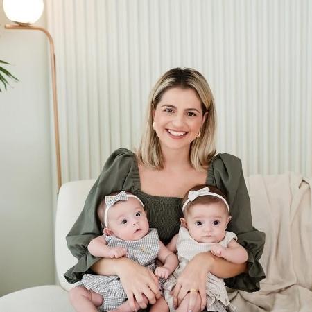 A jornalista Monique Danello com as filhas gêmeas A jornalista Monique Danello com as filhas gêmeas