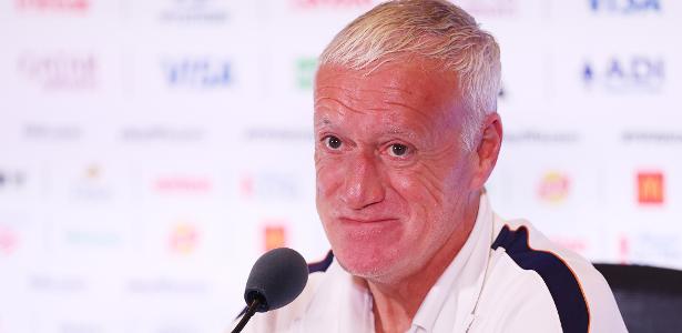 Deschamps minimiza caso Mbappé e diz que cartão de Olise foi mantido