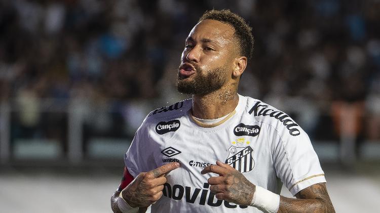 neymar-festeja-gol-do-santos-sobre-a-chapecoense-em-jogo-do-brasileirao-1785019943543_v2_750x421 Neymar retorna com dois gols, mas Santos não sai do sufoco contra Chapecoense