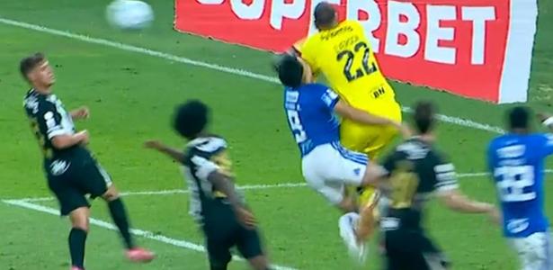 Atacante do Cruzeiro fratura no rosto e costela após choque com Éverson