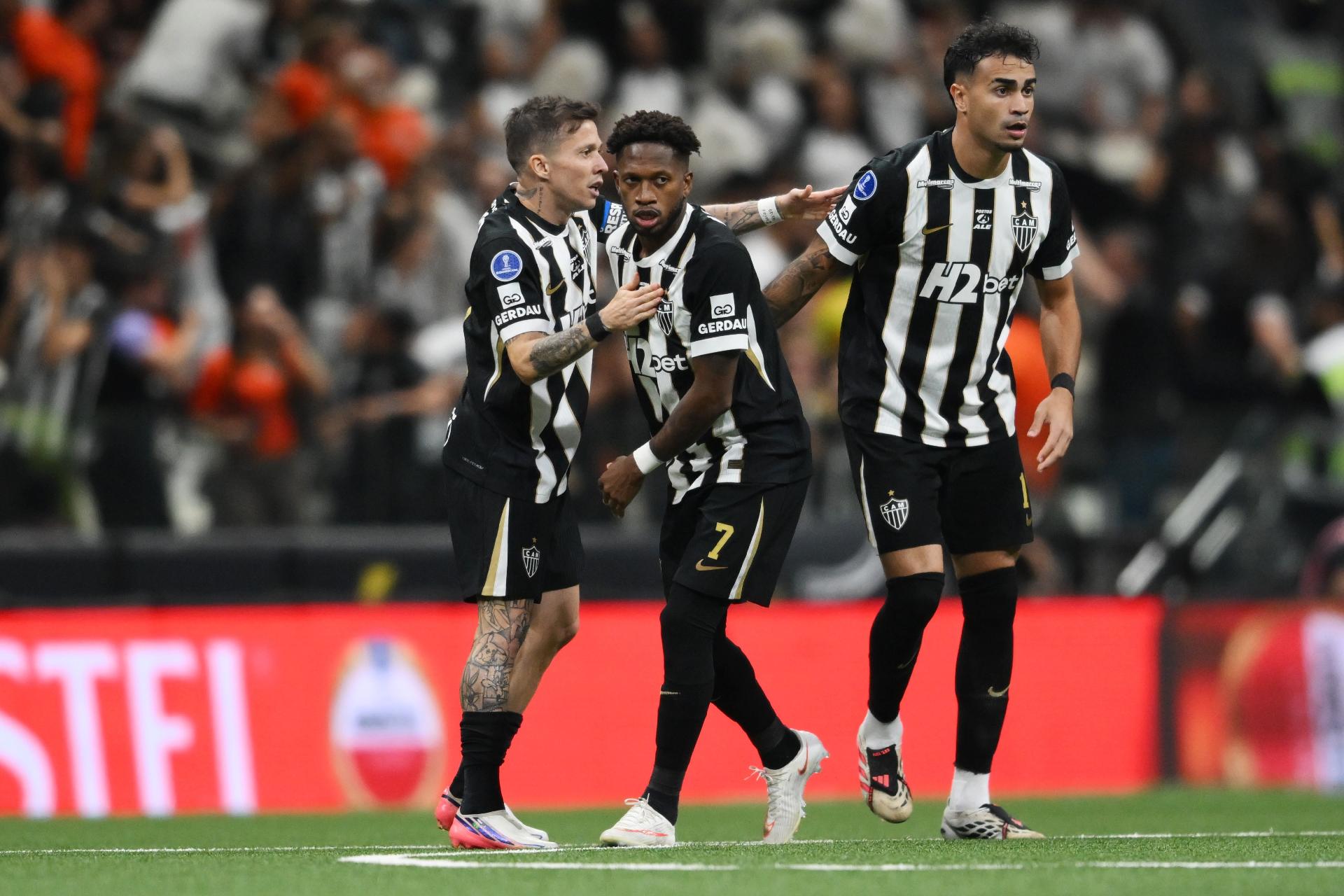 Bernard, Fred e Reinier comemoram gol do Atlético-MG contra Santos na Copa Sul-Americana - undefined