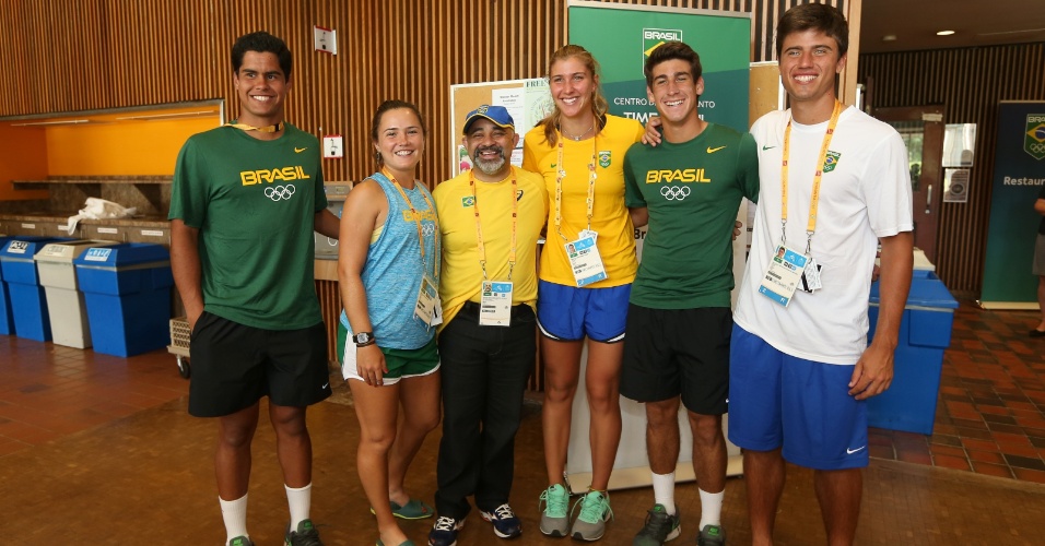 Ministro dos Esportes, George Hiltonm visita instalações da delegação do Brasil e posa ao lado da equipe de tênis