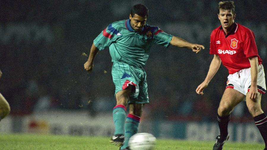 Romário em duelo pelo Barcelona contra o Manchester United, em outubro de 1994 - Getty Images