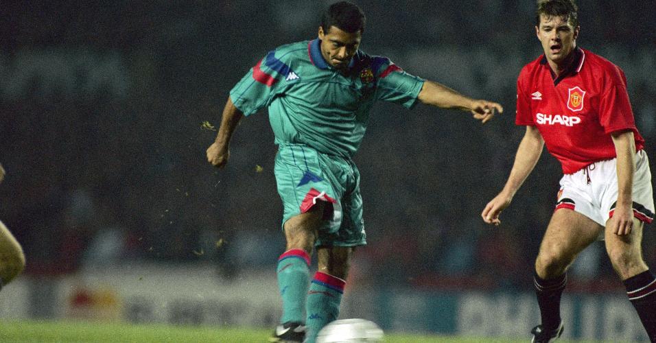 Romário em duelo pelo Barcelona contra o Manchester United, em outubro de 1994