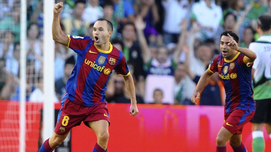 Juntos, os meio-campistas Iniesta (à esquerda) e Xavi (à direita) fizeram história no Barcelona  - Nacho Cubero/Reuters