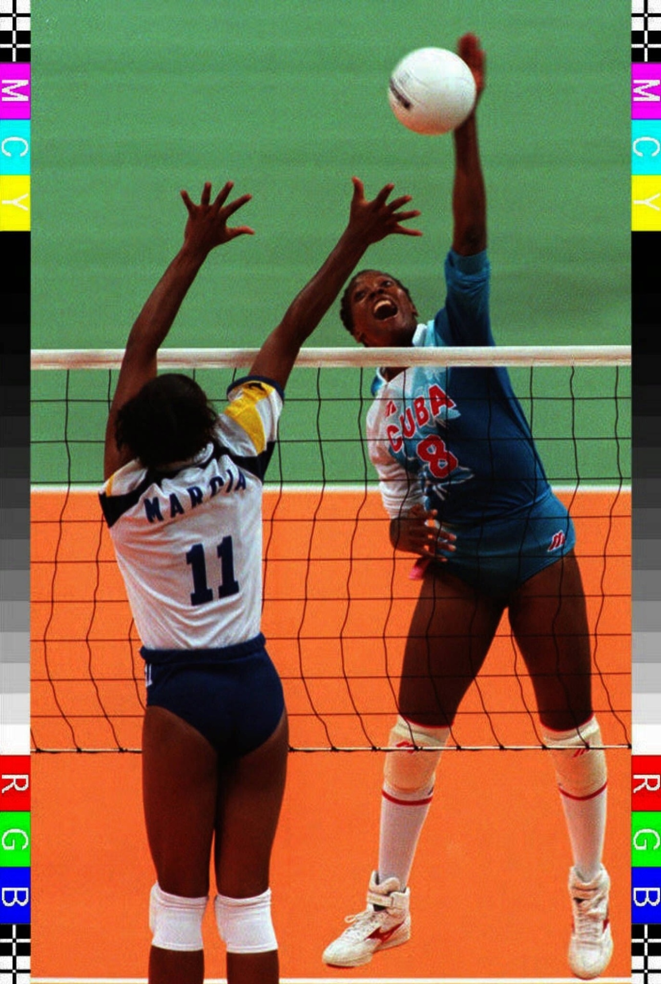 Márcia tenta bloquear ataque da jogadora de Cuba na partida válida pelos Jogos Olímpicos de Atlanta