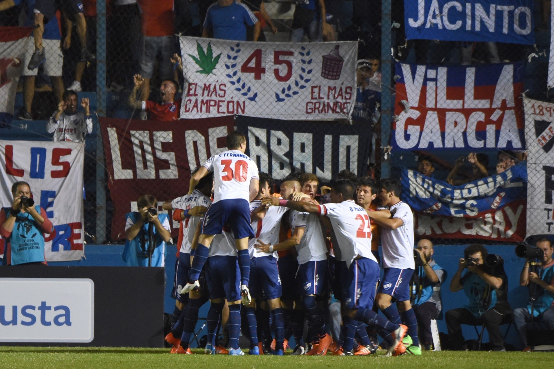 Jogadores do Nacional-URU comemoram gol marcado contra o Palmeiras, pela Libertadores - PABLO PORCIUNCULA/AFP