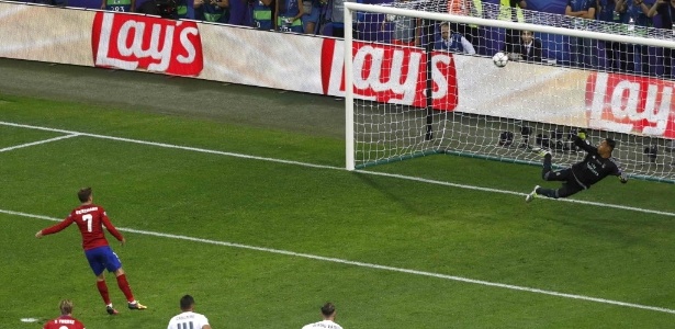 Griezmann pega embaixo da bola, chuta no travessão do Real Madrid e desperdiça pênalti para o Atlético de Madri na final da Liga dos Campeões - REUTERS/Tony Gentile - REUTERS/Tony Gentile