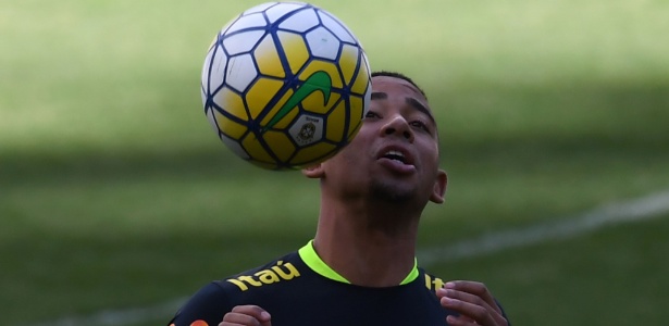 Gabriel Jesus domina a bola durante treino da seleção, em Belo Horizonte - VANDERLEI ALMEIDA/AFP