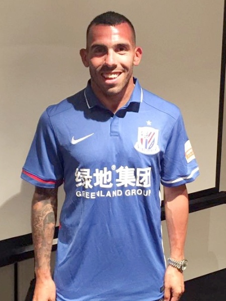 Tevez chega ao Shanghai Shenhua e posa com a camisa do clube  - Divulgação 