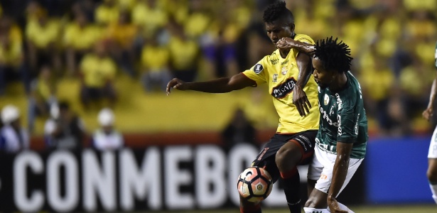 Palmeiras cede à pressão, leva gol no fim e perde do Barcelona no Equador