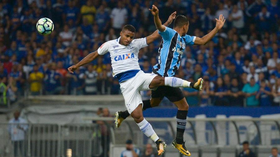 Jogadores de Cruzeiro e Grêmio disputam bola pelo alto em partida da semifinal Copa do Brasil de 2017 - Washington Alves/Light Press/Cruzeiro