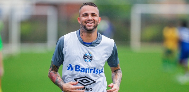 Luan sorri durante corrida em treinamento do Grêmio e está relacionado para domingo - Lucas Uebel/Grêmio