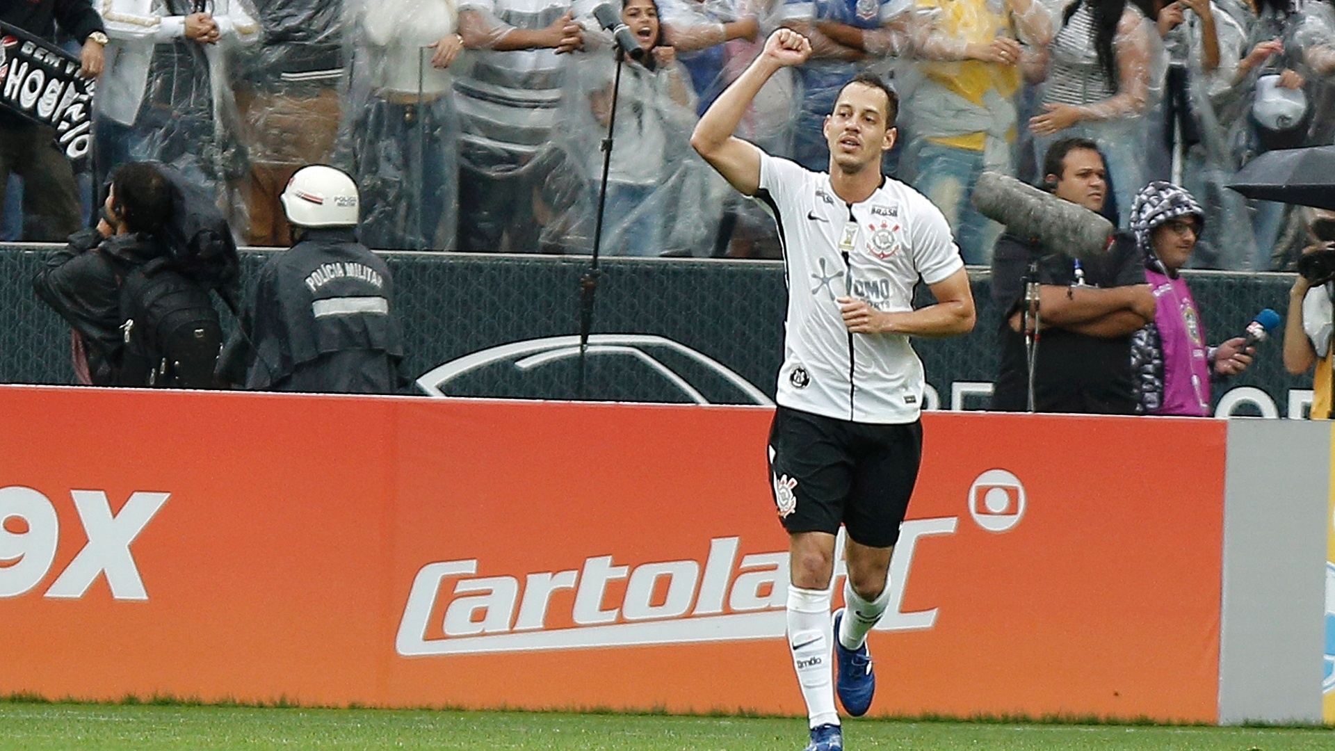 Rodriguinho comemora após marcar para o Corinthians contra o Fluminense
