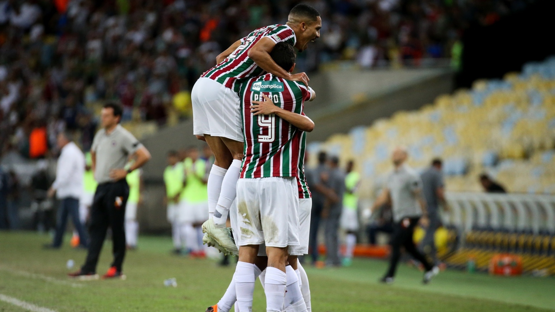 Jogadores do Fluminense comemoram gol diante do Atlético-PR no Maracanã pelo Campeonato Brasileiro 2018