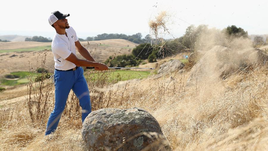 Stephen Curry costuma praticar golfe nas horas vagas - Ezra Shaw/Getty Images
