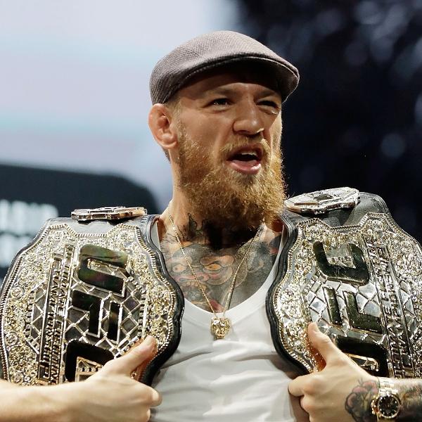 Conor McGregor ergue dois cinturões do UFC