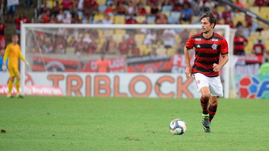 Rodrigo Caio carrega a bola pelo Flamengo - Alexandre Vidal / Flamengo