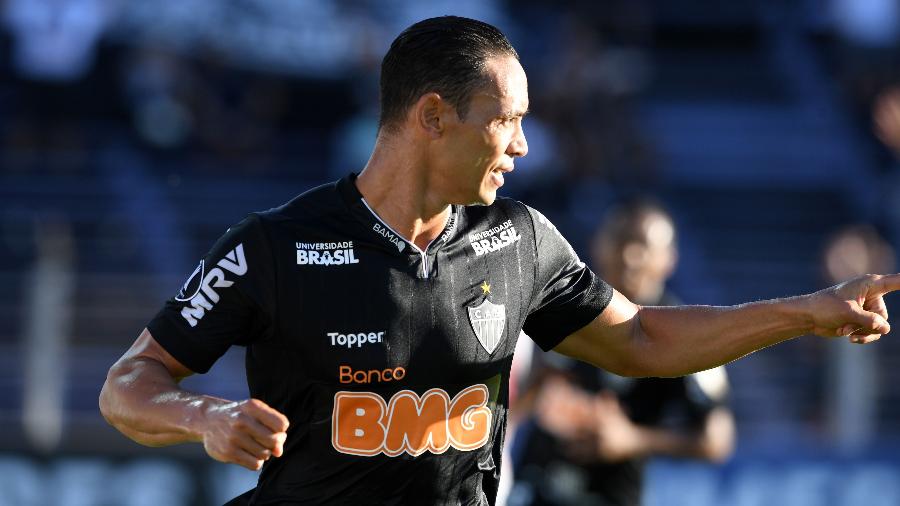 Ricardo Oliveira comemora gol em partida do Atlético-MG contra Danubio na Copa Libertadores - PABLO PORCIUNCULA / AFP