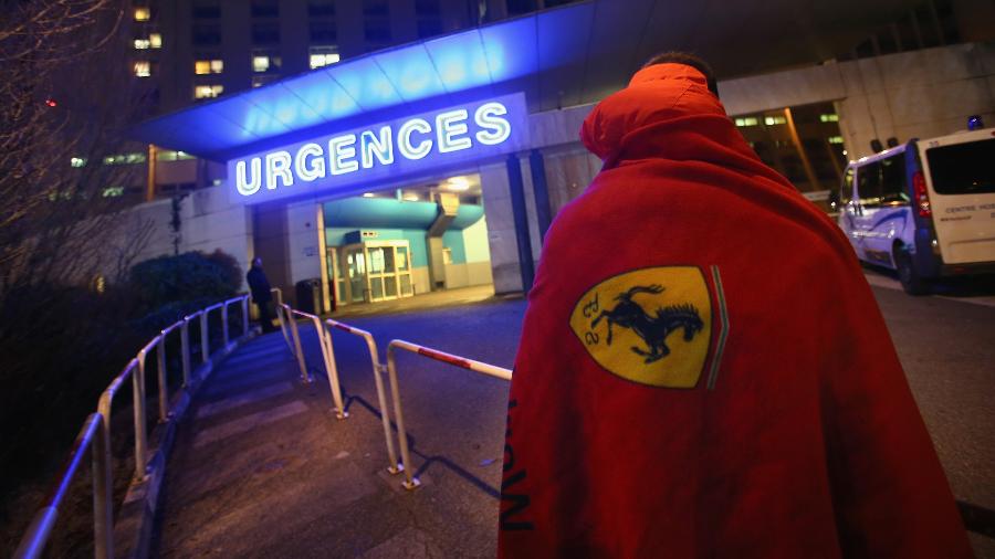 Fã da Ferrari se aproxima de hospital que recebeu Schumacher em Grenoble - Alex Grimm/Bongarts/Getty Images